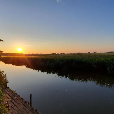 Appartement 2 Met Terras Aan De Tuin Van Op De Roemte Baflo Esterno foto
