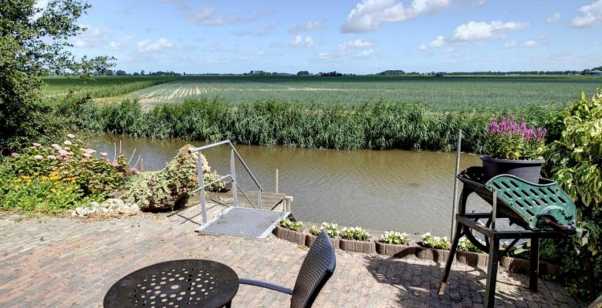 Appartement 2 Met Terras Aan De Tuin Van Op De Roemte Baflo Esterno foto