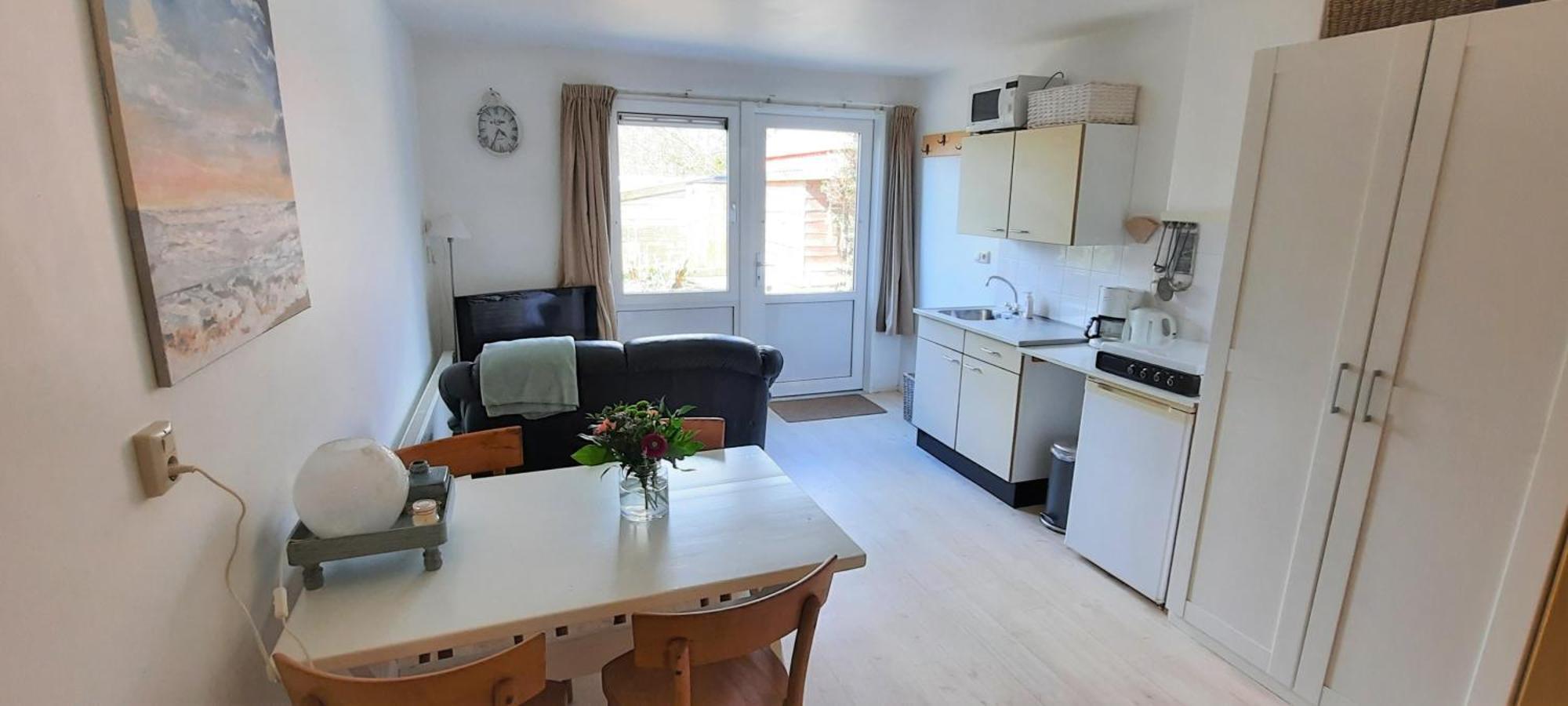 Appartement 2 Met Terras Aan De Tuin Van Op De Roemte Baflo Esterno foto